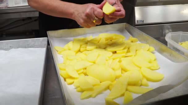 Vrouwelijke Werknemer Industriële Keuken Snijden Aardappelen Oven Lade Bakken — Stockvideo