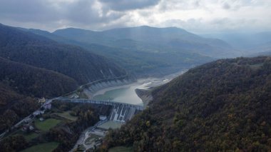 Mignano Barajı, Piacenza İtalya - Kasım 2022 Kuru Sanatsal Göl Barajı Hava Panoraması