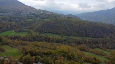 Vezzolacca Piacenza İtalya manzaralı sonbahar renkli kadın ormanının insansız hava aracı manzarası
