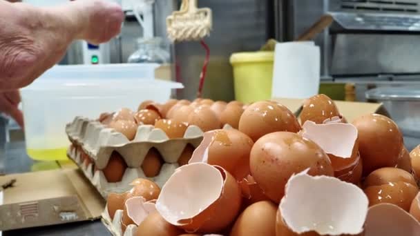 Endüstriyel Mutfak Hazırlığı Için Yumurta Sarısını Beyazdan Ayıran Kişi — Stok video