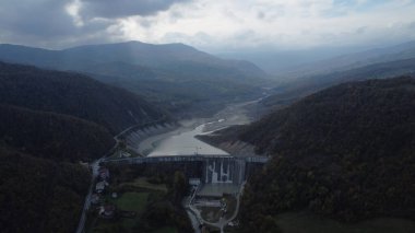 Mignano Barajı, Piacenza İtalya - Kasım 2022 Kuru Sanatsal Göl Barajı Hava Panoraması