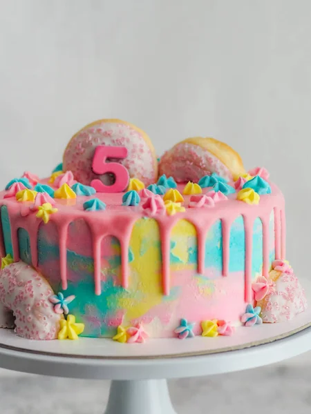 Közelkép Rózsaszín Cukormázas Csöpögő Torta Fánkkal Műanyag Ecsettel Királyi Csillag — Stock Fotó
