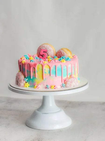 Närbild Rosa Frostat Droppande Tårta Med Munk Och Plastel Borstad — Stockfoto