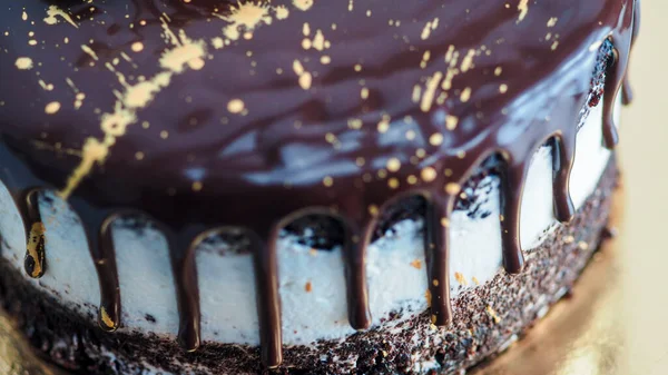 Mörk Choklad Droppar Födelsedag Söt Kaka Färska Frukter Hallon Jordgubbe — Stockfoto