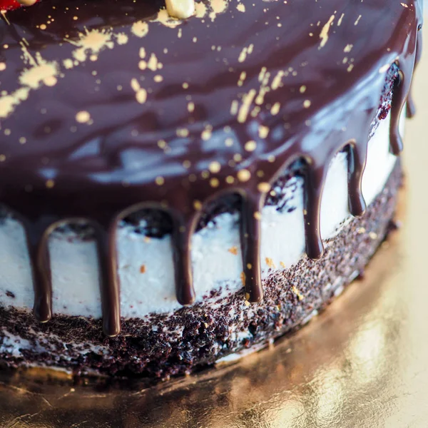 Cioccolato Fondente Gocciola Torta Compleanno Dolce Frutta Fresca Lampone Fragola — Foto Stock