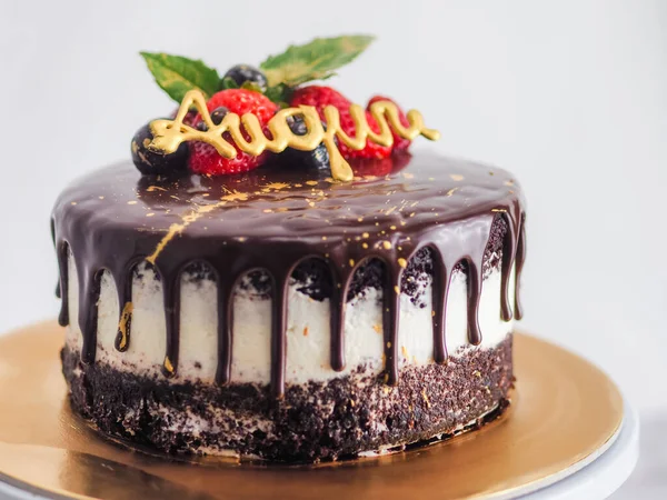 Σκούρα Σοκολάτα Στάζει Γενέθλια Γλυκό Κέικ Φρέσκα Φρούτα Βατόμουρο Φράουλα — Φωτογραφία Αρχείου
