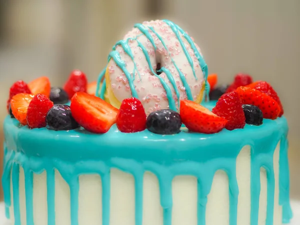 부엌에서 청록색의 거품이 케이크 장식을 제빵사 케이크 — 스톡 사진