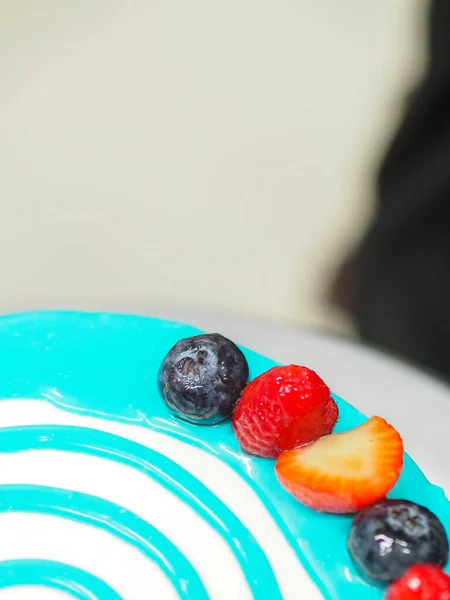 Cukiernik Szef Kuchni Tort Projektant Dekorowanie Turkusowy Niebieski Biały Lukier — Zdjęcie stockowe
