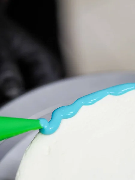 Ζαχαροπλάστης Σχεδιαστής Κέικ Διακόσμηση Τιρκουάζ Μπλε Λευκό Παγωμένος Cheesecake Στην — Φωτογραφία Αρχείου