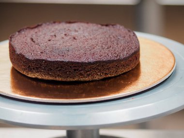 Şef pasta tasarımcısı kremalı pasta tabanı hazırlıyor. Dondurulmuş süsleme ve süsleme için.