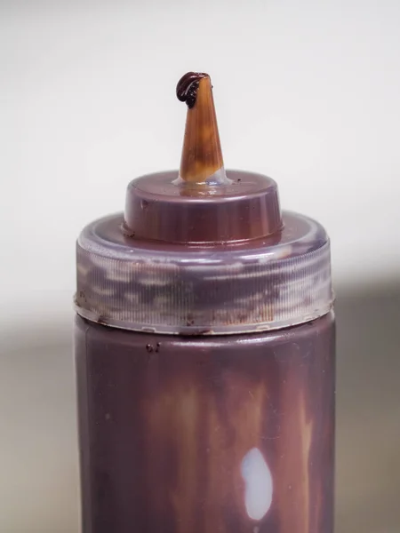 ケーキデザイナーのツール 焼き菓子のためのチョコレート充填とボトルを絞る滴下 — ストック写真