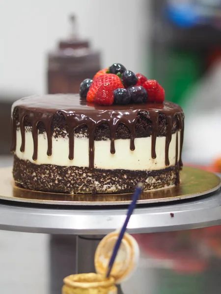 Σκούρα Σοκολάτα Στάζει Γενέθλια Γλυκό Κέικ Φρέσκα Φρούτα Βατόμουρο Φράουλα — Φωτογραφία Αρχείου