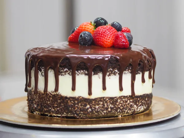 Темний Шоколад Стрибає День Народження Солодкий Торт Свіжі Фрукти Малинова — стокове фото