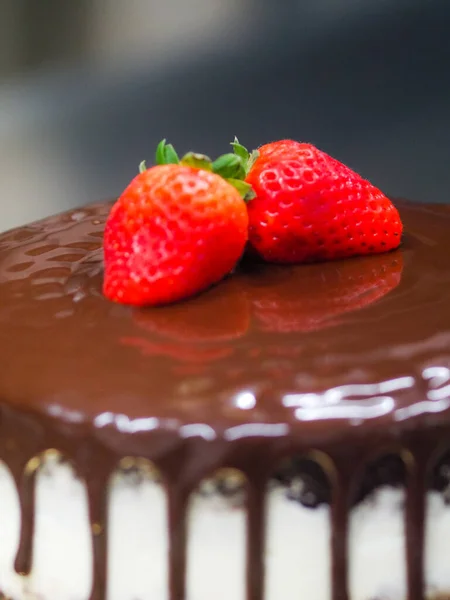 초콜릿 케이크 라즈베리 딸기크랜 황금색먹을 수있는 페인트로 장식된 — 스톡 사진