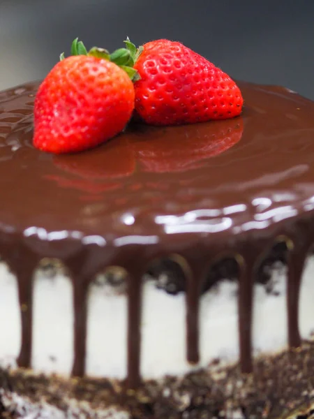 Étcsokoládé Csöpög Születésnapi Édes Torta Friss Gyümölcsök Málna Áfonya Áfonya — Stock Fotó
