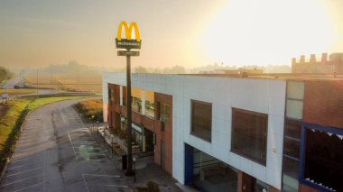Burger King restoranının hava manzaralı uzun yol tabelaları