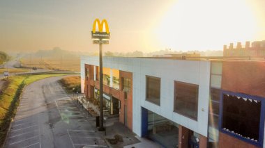 Burger King restoranının hava manzaralı uzun yol tabelaları