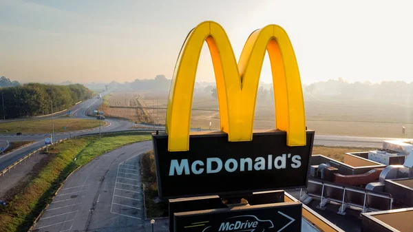 Burger King restoranının hava manzaralı uzun yol tabelaları