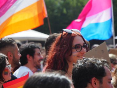 Cremona Pride, bir gökkuşağı şehri. Sokaklar, LGBTQIA toplumunun haklarını almaya adanmış bir günü kutlayan insanlarla doluydu..