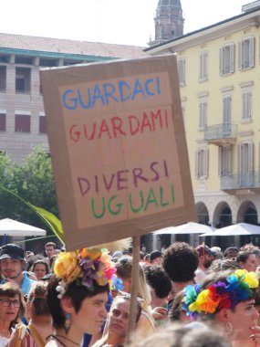 Cremona Pride, bir gökkuşağı şehri. Sokaklar, LGBTQIA toplumunun haklarını almaya adanmış bir günü kutlayan insanlarla doluydu..