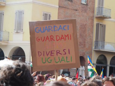 Cremona Pride, bir gökkuşağı şehri. Sokaklar, LGBTQIA toplumunun haklarını almaya adanmış bir günü kutlayan insanlarla doluydu..