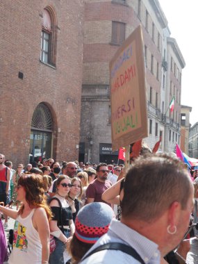 Cremona Pride, bir gökkuşağı şehri. Sokaklar, LGBTQIA toplumunun haklarını almaya adanmış bir günü kutlayan insanlarla doluydu..