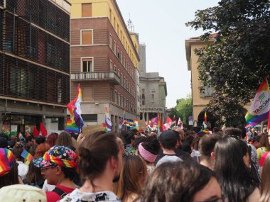 Cremona Pride, bir gökkuşağı şehri. Sokaklar, LGBTQIA toplumunun haklarını almaya adanmış bir günü kutlayan insanlarla doluydu..