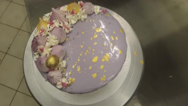 Taart Ontwerper Topping Een Lila Cake Met Gouden Verf — Stockvideo
