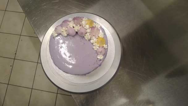 Taart Ontwerper Topping Een Lila Cake — Stockvideo