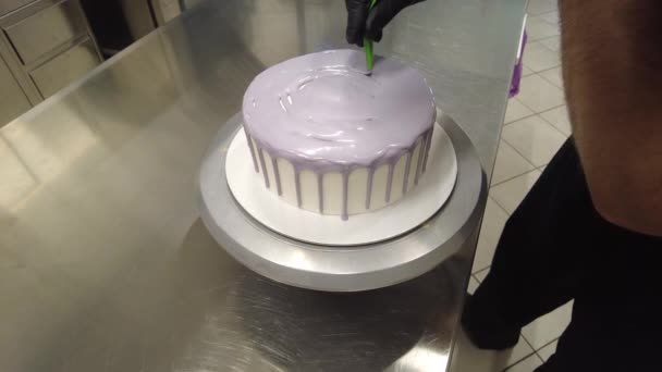 ガナッシュを作るシェフはライラックドリップケーキをアイシングするために — ストック動画