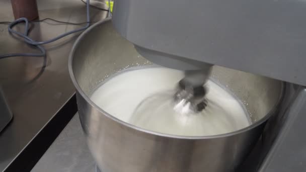 Elektrikli Kırbaçlar Taze Yumurta Bağlıyoruz Yumuşak Bir Krema Geliyor — Stok video
