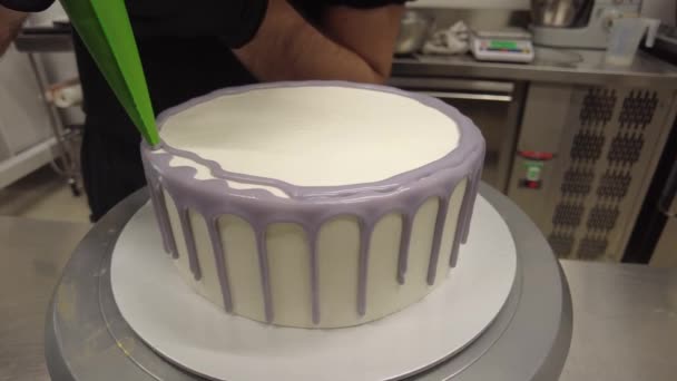 Chef Prepatring Ganache Filling Icing Lilac Drip Cake — Stock Video