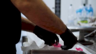 Pirinç kâğıdı, sudaki pirinç kağıtlarından yapılmış kek üstlerini yelken yapar, çeşitli şekillerde şekillendirir ve kurutur.