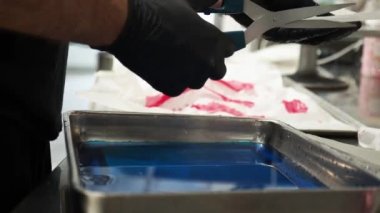 Pirinç kâğıdı, sudaki pirinç kağıtlarından yapılmış kek üstlerini yelken yapar, çeşitli şekillerde şekillendirir ve kurutur.