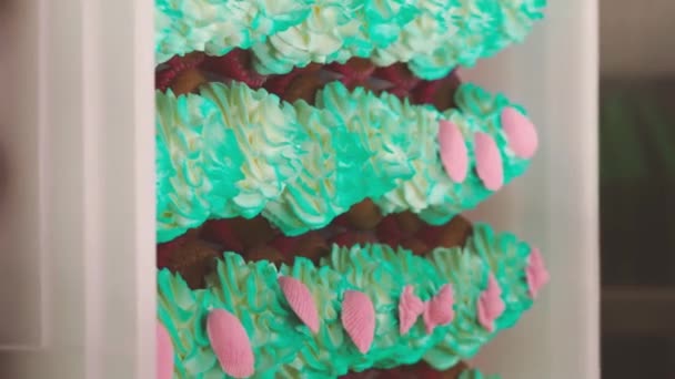緑のターコイズブルーの海をテーマにしたペストリーシェフが焼きカップケーキを振りかけ — ストック動画