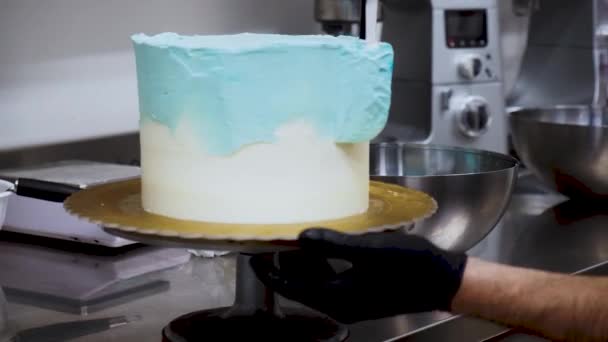 Torta Tervező Simítás Egy Cukormázas Üres Torta Türkiz Világoskék Vajkrém — Stock videók