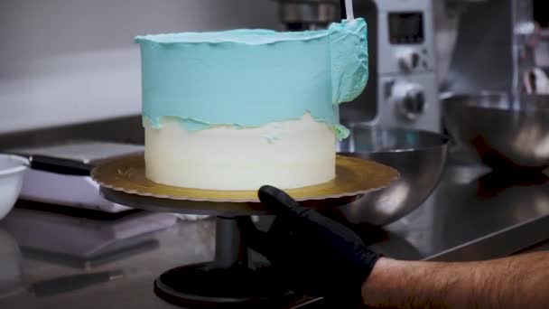 Projektant Tortu Wygładzając Mrożony Tort Turkusowym Jasnoniebieskim Masłem Szpatułką Materiału — Wideo stockowe