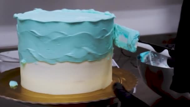 Diseñador Torta Suavizar Pastel Blanco Esmerilado Con Crema Mantequilla Azul — Vídeo de stock