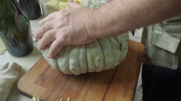 Мужские Руки Ножом Рубящей Тыкву Доске Подготовка Осенних Овощей — стоковое видео