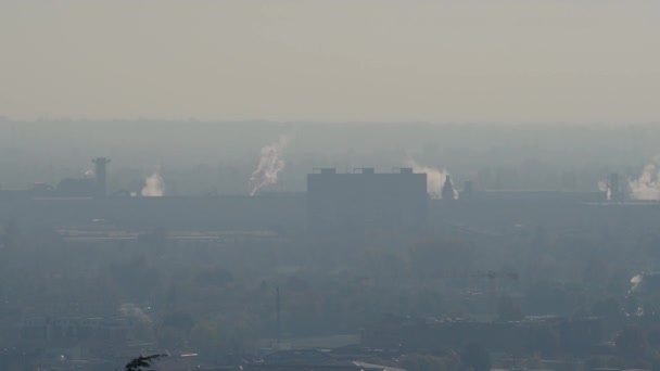 イタリアのブレシア 2022年11月工業地帯から蒸気やガスを吸うパイプ — ストック動画