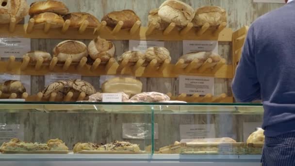 Brescia Italië November 2022 Mensen Die Dagelijks Brood Kopen Centrale — Stockvideo