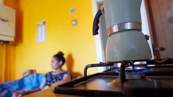 莫卡咖啡壶 盛满了棕色的底咖啡 用于意大利传统的早晨在炉灶上的家庭咖啡 — 图库视频影像
