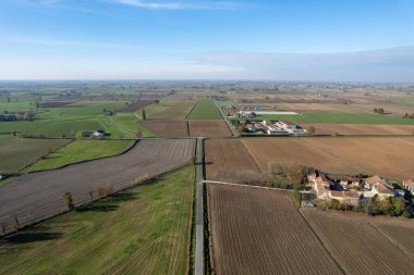 Mantua, Lombardy İtalya 'daki Po vadisindeki kırsal alanlara insansız hava aracı bakış açısı