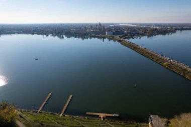 Mantova (Mantua) gölünde (Lago di Mezzo) panoramik hava manzarası - İtalya