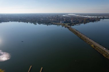 Mantova (Mantua) gölünde (Lago di Mezzo) panoramik hava manzarası - İtalya