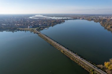 Mantova (Mantua) gölünde (Lago di Mezzo) panoramik hava manzarası - İtalya
