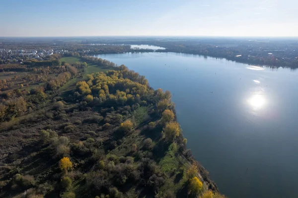 Mantova (Mantua) gölünde (Lago di Mezzo) panoramik hava manzarası - İtalya