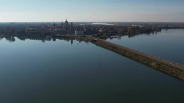 Mantova (Mantua) gölünde (Lago di Mezzo) panoramik hava manzarası - İtalya