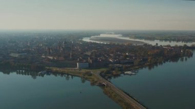 Mantova (Mantua) gölünde (Lago di Mezzo) panoramik hava manzarası - İtalya