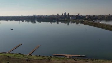 Mantova (Mantua) gölünde (Lago di Mezzo) panoramik hava manzarası - İtalya